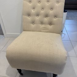 Beautiful Tufted Linen Accent Chair – Excellent Condition-180
