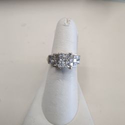 18k White Gold Diamond Ring 9.5 Grams Size 7 If You Interested Please Ask For Maribel You