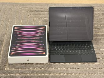 Apple iPad Pro 12.9 - Inch 6th Generation WiFi + Cellular  With Magic Keyboard Like New