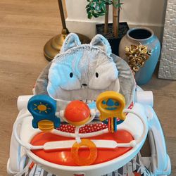  Fisher-Price Portable Baby Chair Premium Sit-Me-Up Floor Seat with Snack Tray and Toy Bar, Plush Seat Pad, Peek-a-Boo Fox