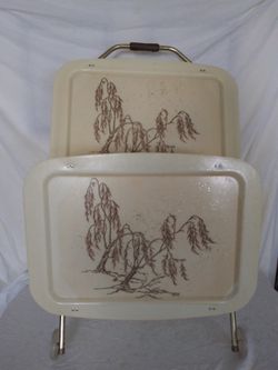 M\C Quaker Fiberglass LaVada TV trays on Stand