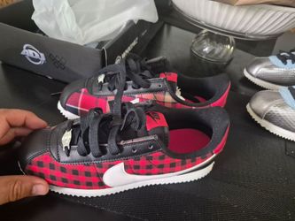 Nike  6.5 Y fits Woma 8