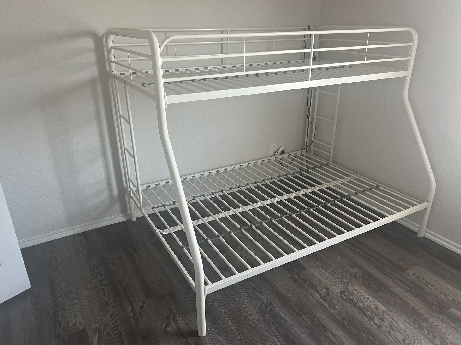 Full/twin White Bunk Bed