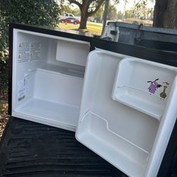 Small refrigerator Freezes super well lo 🥶