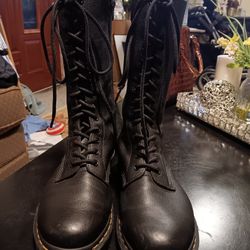 Women's Doc Martens Size 9 Great Condition!