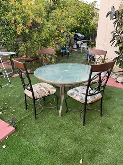 Patio glass table with 4 chairs, Diameter 4 ft