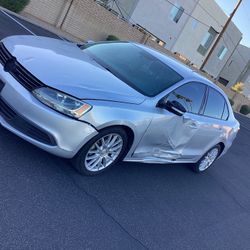2012 Volkswagon Jetta SE - Runs Great - 138k - Clean title - Cold air - Good tires - Dents All Over - Great Transportation 