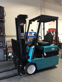 Forklift Clark 3500 lbs.