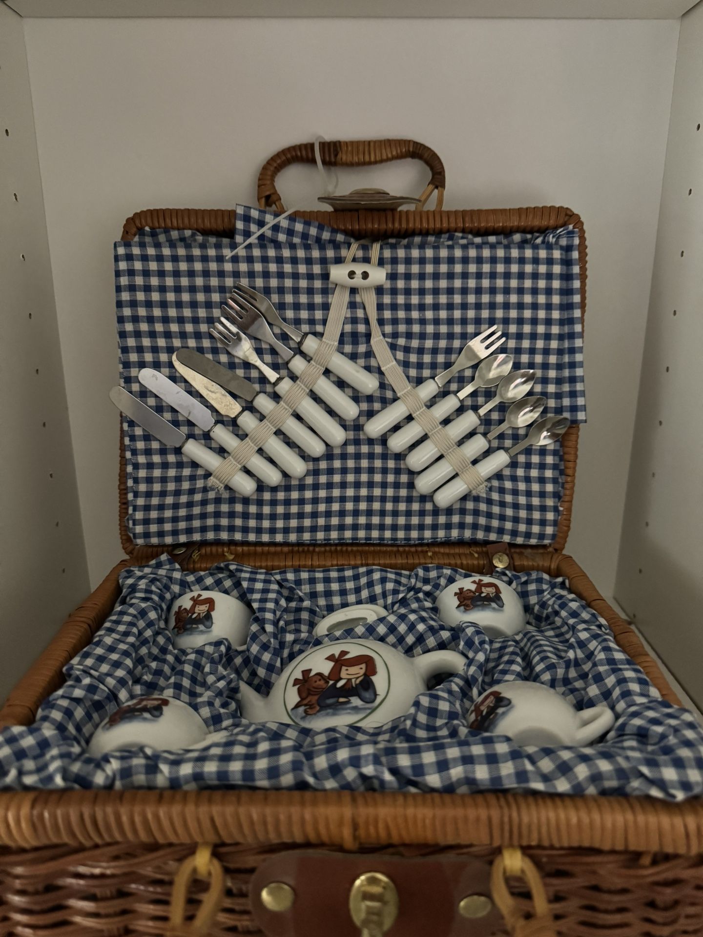 SCHILLING CHILD'S MADELINE CERAMIC TEA PARTY EIFFEL TOWER SET 30 Pieces.