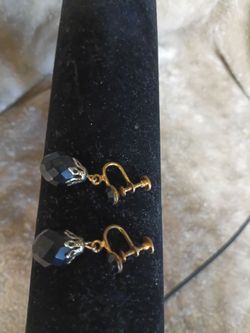Vintage black crystal and gold stone Art Deco screw on earrings. No name