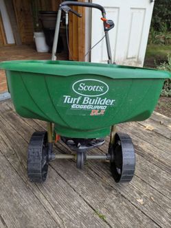 Scotts Turf Builder EdgeGuard DLX Broadcast Spreader