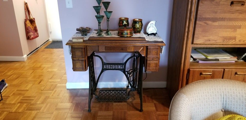 1902 Singer Treadle Sewing Machine w/ attachments and manuals