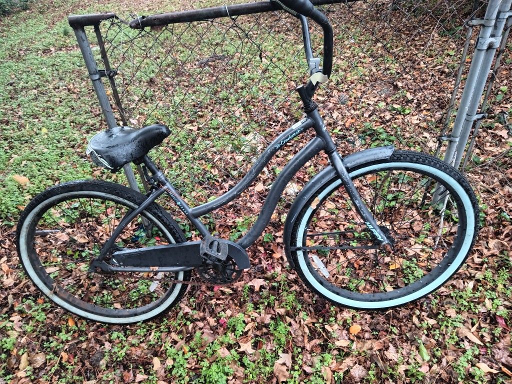 A Ladies 26-in Beach Cruiser Huffy