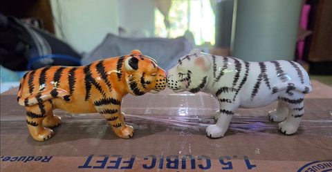 Westland Mwah Tiger & White Tiger Kissing Salt & Pepper Shakers – Magnetic