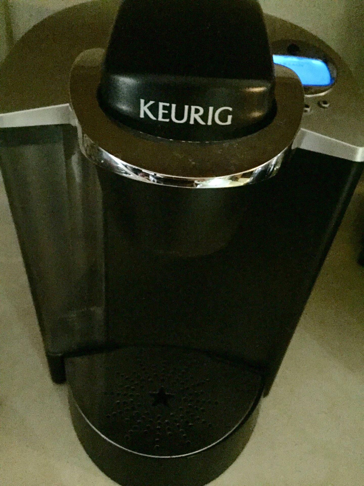 KEURIG COFFEE MAKER (excellent condition) FIRM PRICE
