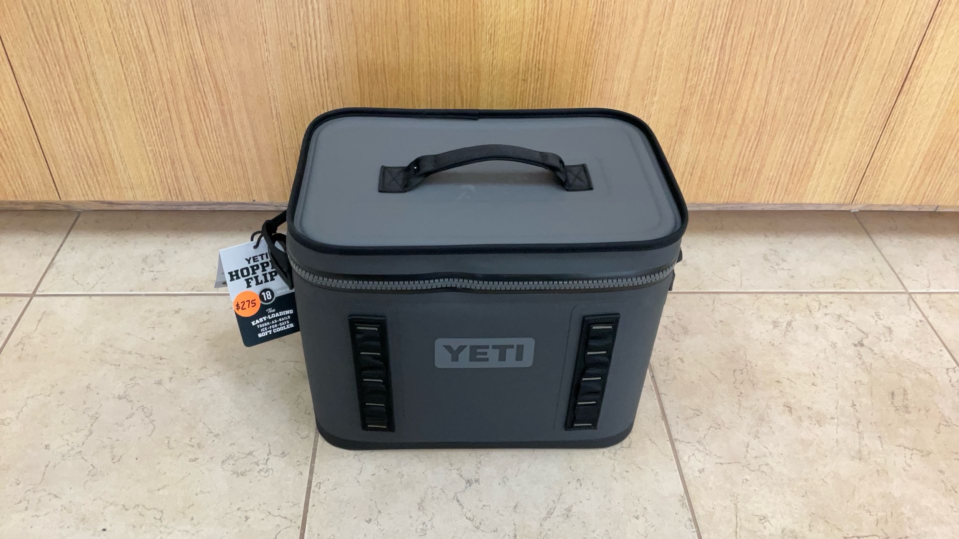YETI HOPPER FLIP 18 SOFT COOLER CHARCOAL.