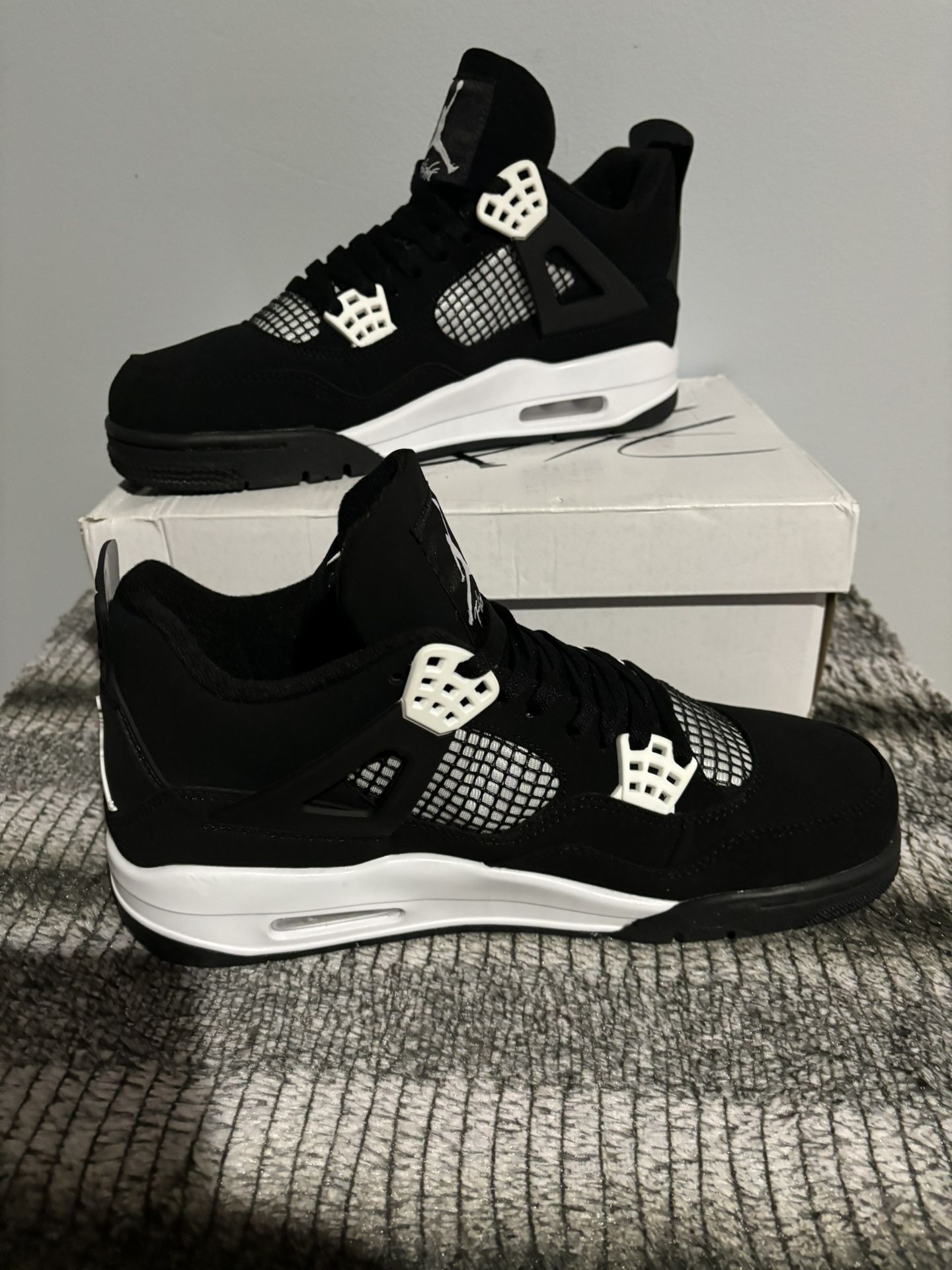 Jordan 4 White Thunder Size 10 Men’s Sneakers
