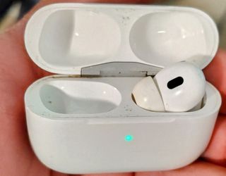 Original APPLE AIRPODS PRO REPLACEMENT RIGHT PIECE AND CHARGING CASE