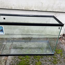 Aquarium (32 Gallons) with accessories 