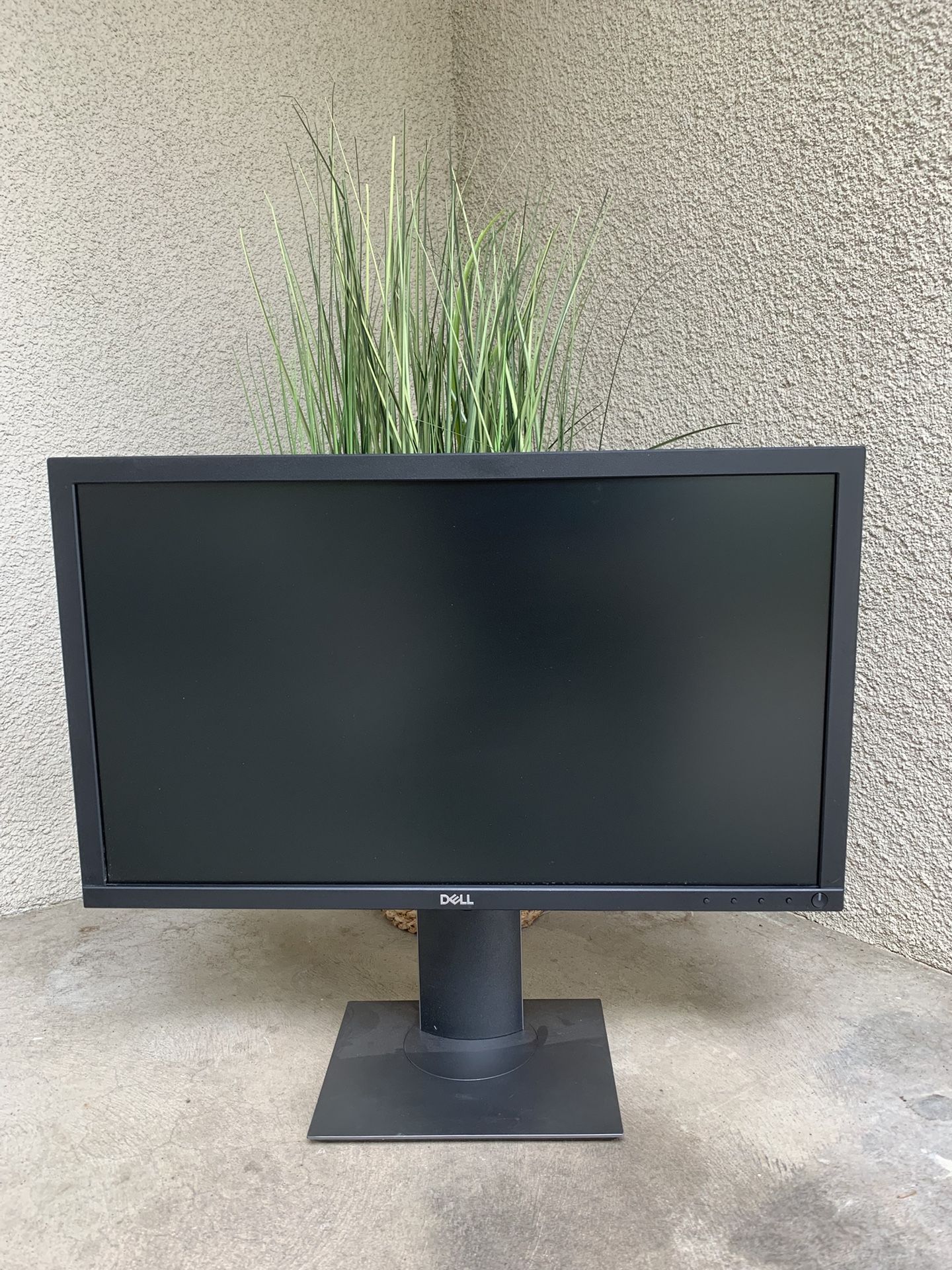 22 inch DEll LED with Display port and VGA 1080P