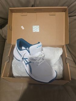 Tennis court shoes size 5.5, Brand new