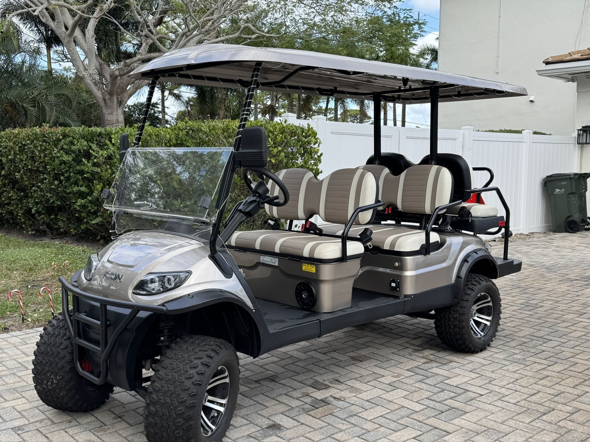 6 seater Golf Cart- New Lithium Battery! Great Condition!