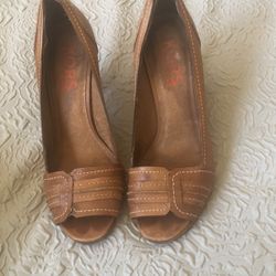 Size 8. Tan