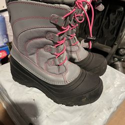 North Faces Size 4 Young Snow Boots 