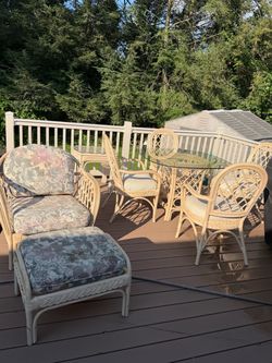 Wicker Patio furniture  (like new)