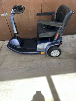 Three wheel electric scooter