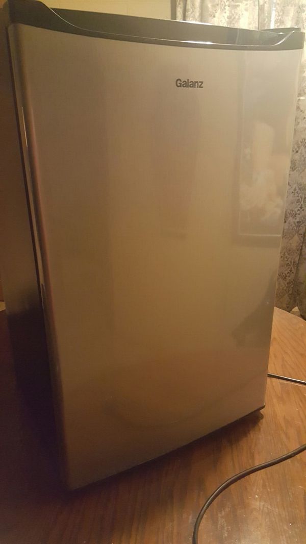 GALANZ Mini Fridge (Like New) for Sale in San Antonio, TX OfferUp
