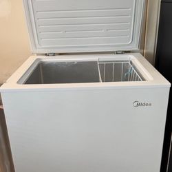 Midea MERC04C4BAWW 3.5 Cubic Feet Chest Freezer, Cu.ft-Convertible, White