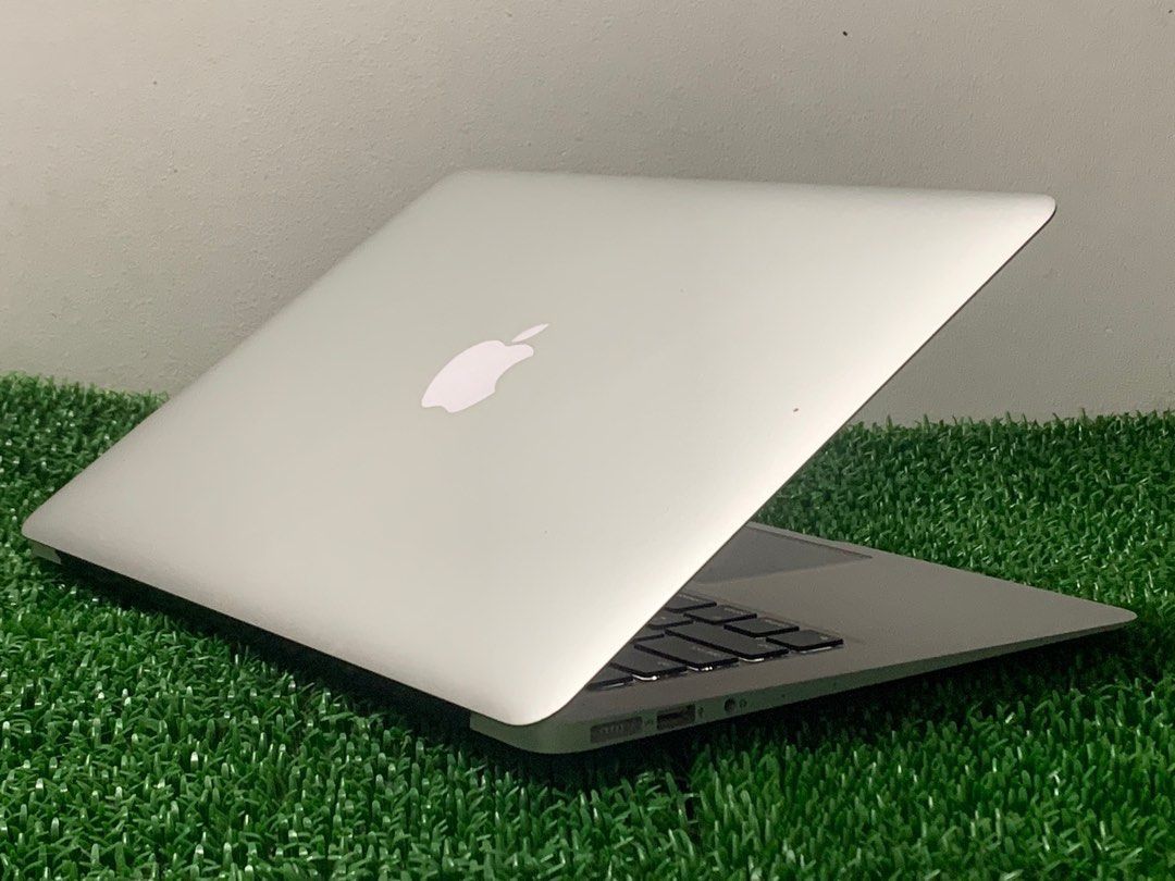 Apple MacBook Air 13” I5/8GB/256GB SSD $180