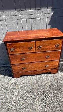 Three drawer dresser, medium size made of Pinewood
