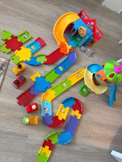 V-Tech Cocomelon Car set w treehouse and grocery store