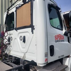 Freightliner Cascadia Back Window Glass