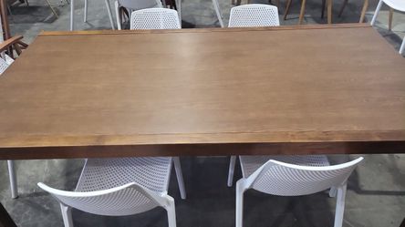 BRAND NEW SOLID WOOD INDOOR TABLE + 6 RECYCLED RESIN WHITE CHAIRS