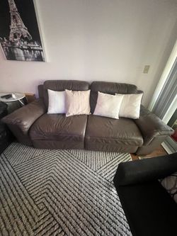 MÓVEIS GRÁTIS  Estou doando um sofá e outros móveis em bom estado. Quem tiver interesse precisa buscar em Deerfield Beach, FL 33441.  Os móveis estão 