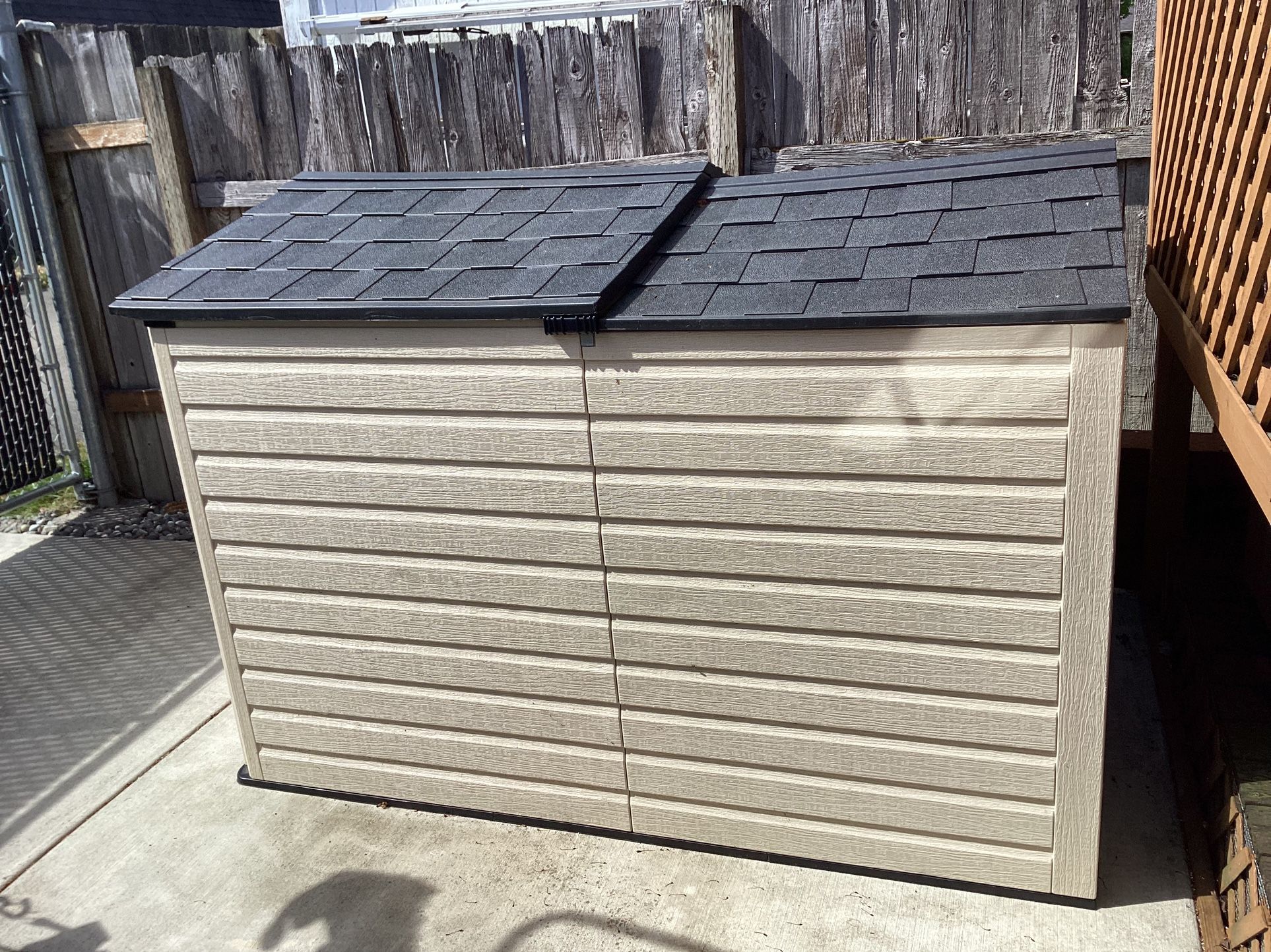 Rubbermaid Shed Like New