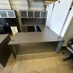 Brown U Shaped Desk With Glass Modesty Along With Hutch And Pedestal 