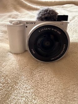 Sony ZV-E10 Mirrorless Camera with 16-50mm Lens Vlogging camera w/mic