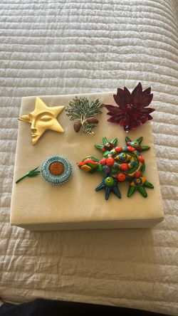 Vintage Brooches With Different Designs And Sizes 