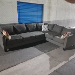 Modern sectional couch gray , very clean,