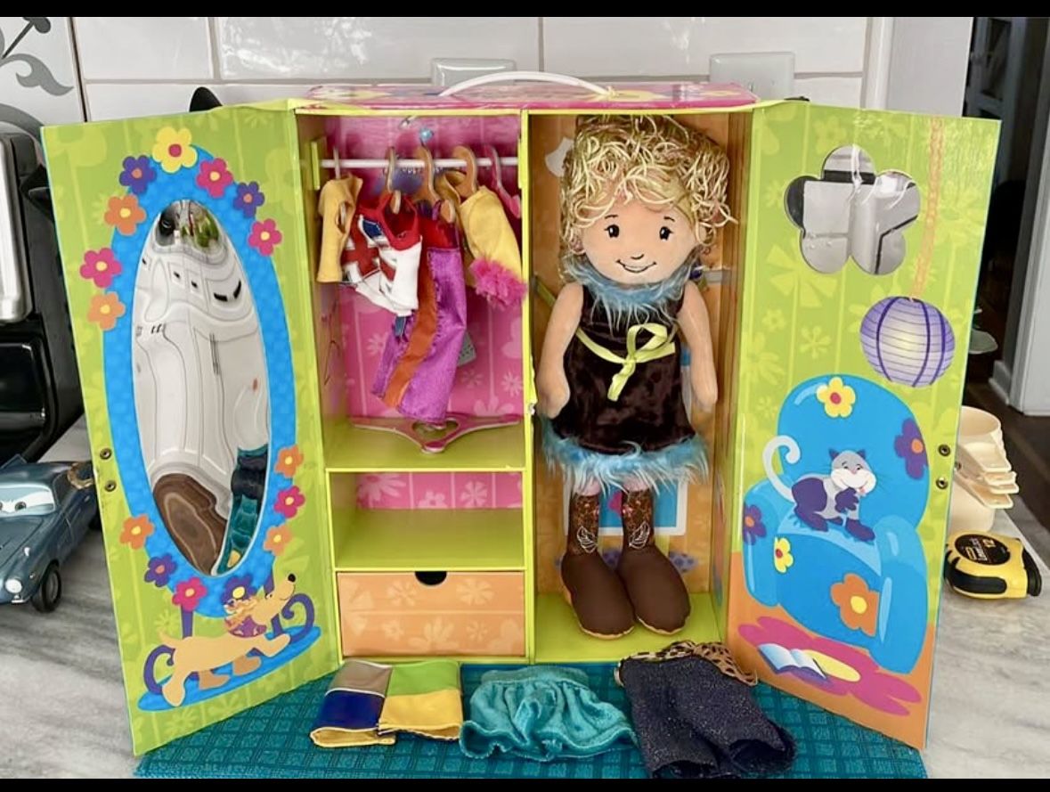 1999 groovy girl Collection Playset with bed & Victoria