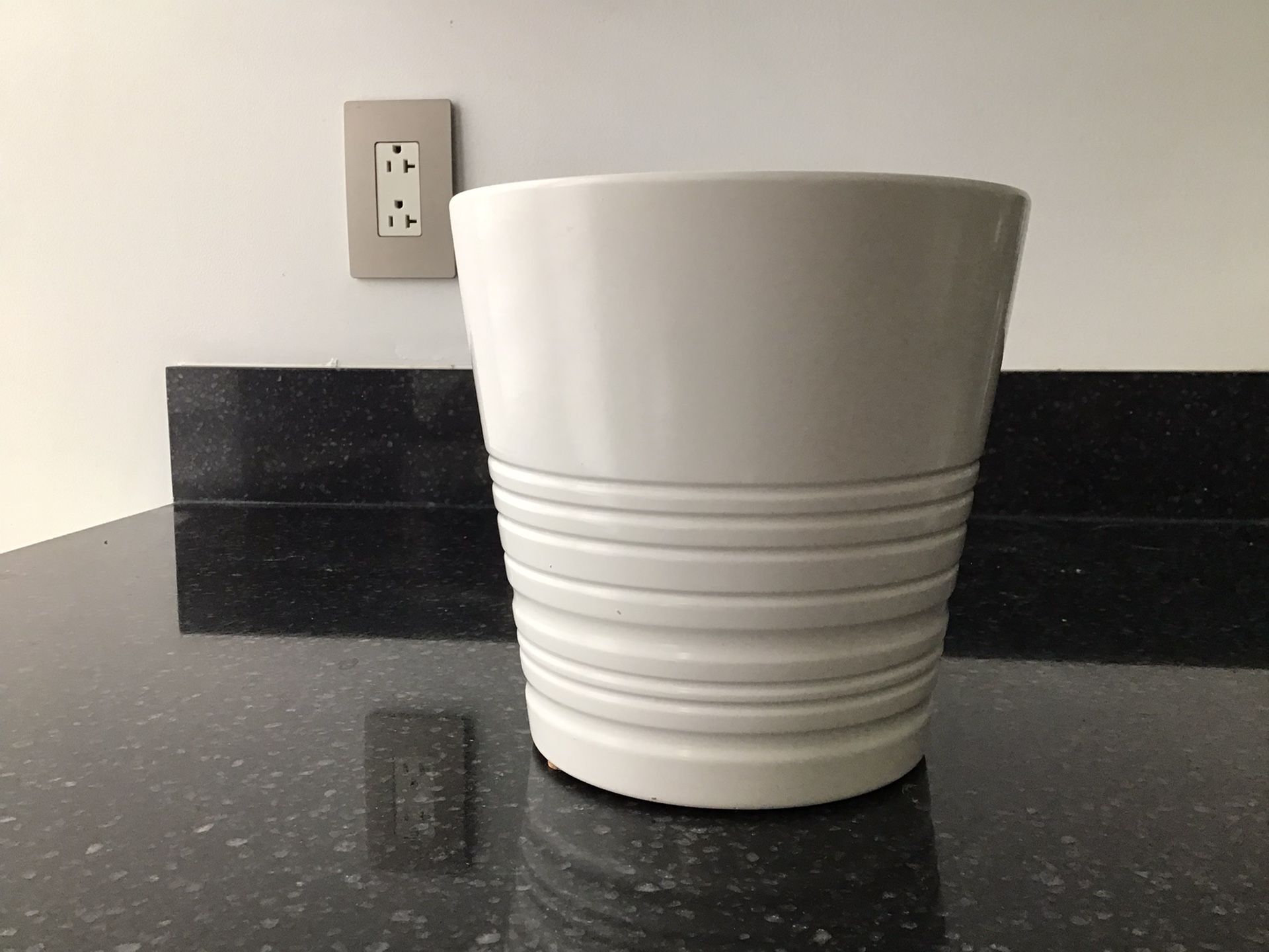 Ceramic white planter pot with drainage hole - like new