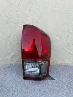 Toyota Tacoma (2016 2017 2018 2019 2020 2021 2022 2023) TAIL LIGHT TAIL LAMP TAILLIGHT RIGHT PASSENGER SIDE ORIGINAL USED RH OEM ORIGINAL