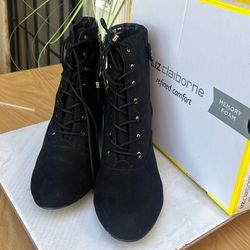 LIZ. Claiborne.  MEMORY. FOAN. Size. 10. M