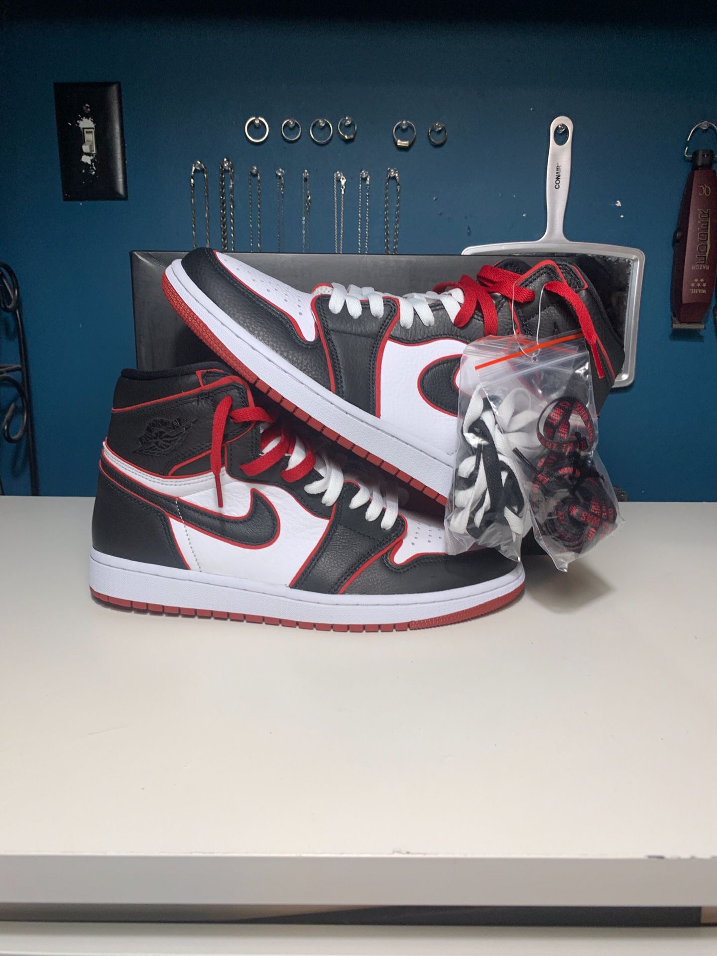 Nike Air Jordan Retro 1 Bloodline Size 9.5