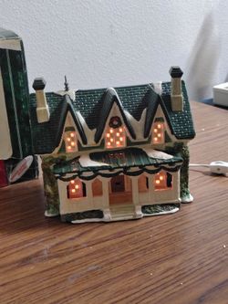 Lighted Victorian Christmas Village House – Original Box
