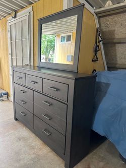 Ashley dresser with Mirror in good condition